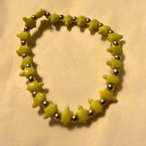 Green stretchy turtle bracelet